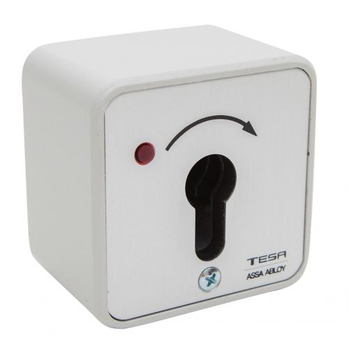 Caja eléctrica con contacto a llave.