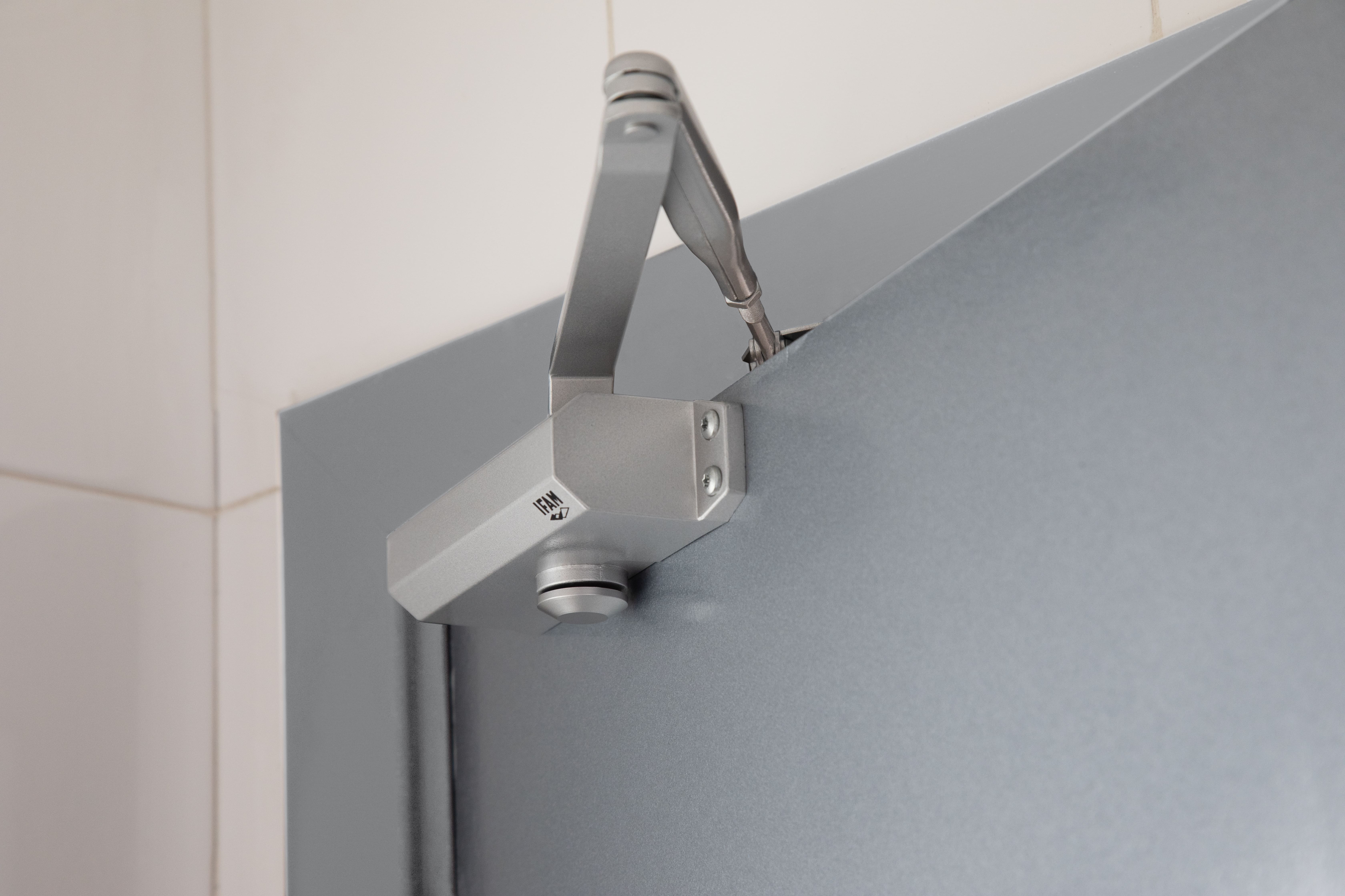 Cierrapuertas U11 Plata