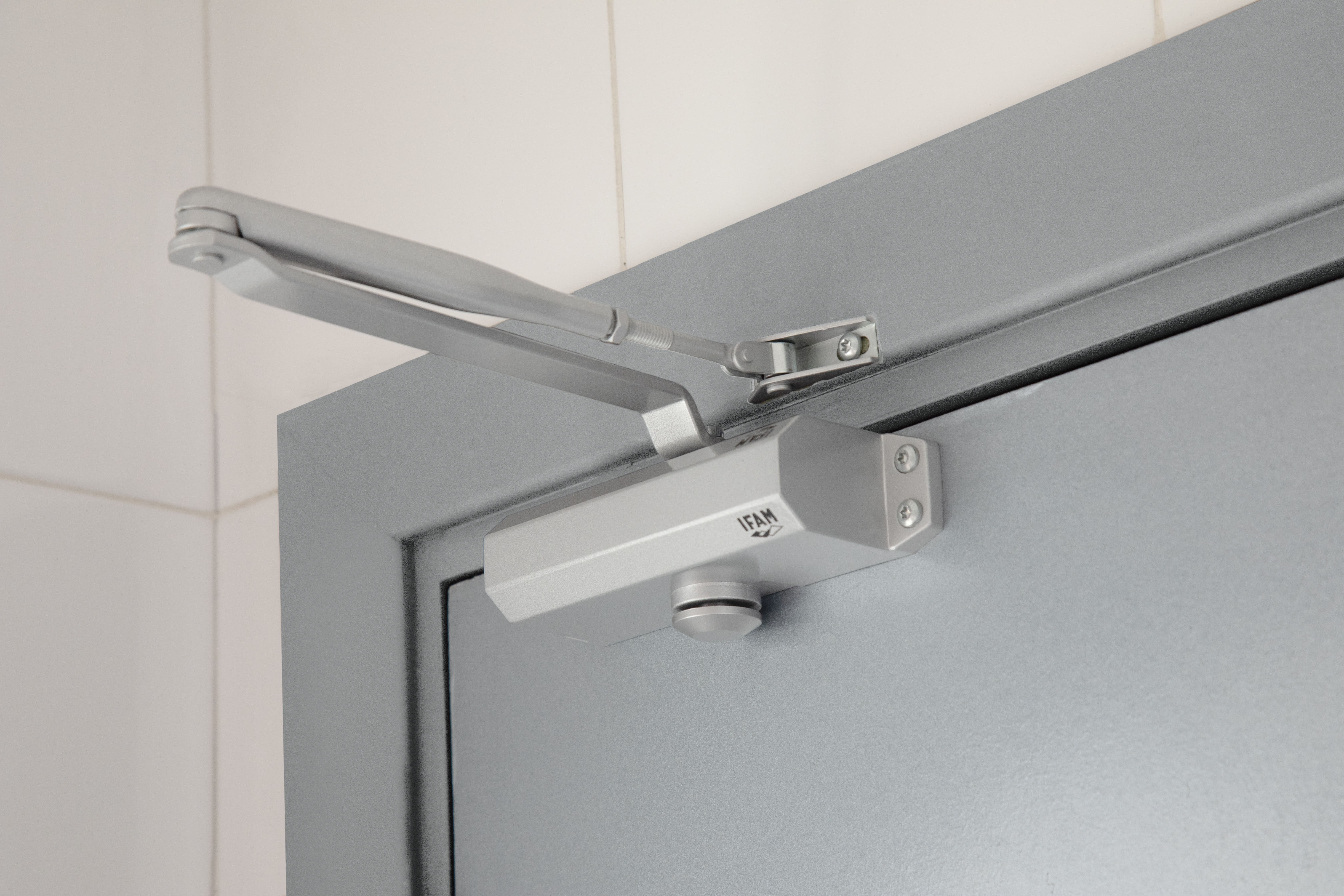 Cierrapuertas U12 Laton