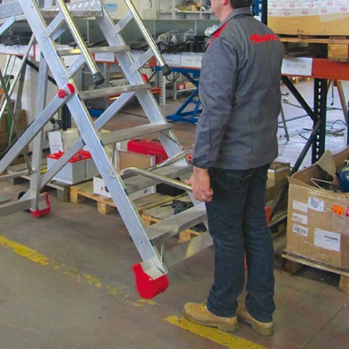 SMTS | Escalera de almacén con plataforma, ruedas y estabilizadores a partir del modelo SMTS120.
