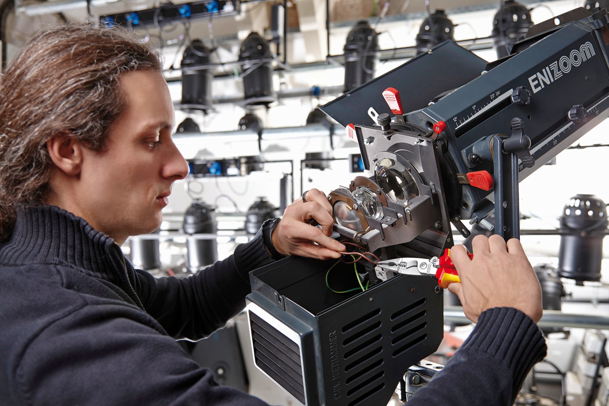 Knipex Alicate multifunción para instaladores con mangos bicomponentes aislados 200 mm