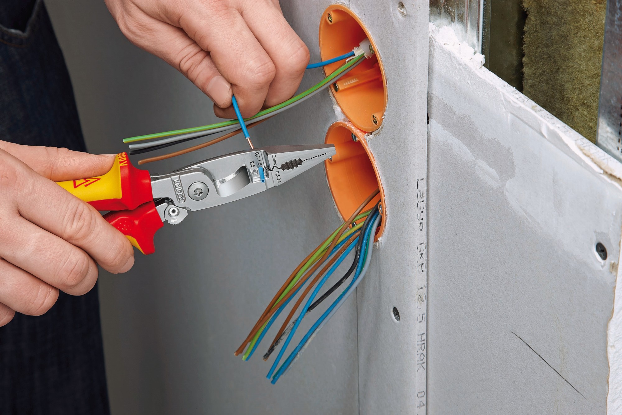 Knipex Alicate multifunción para instaladores con mangos bicomponentes aislados 200 mm