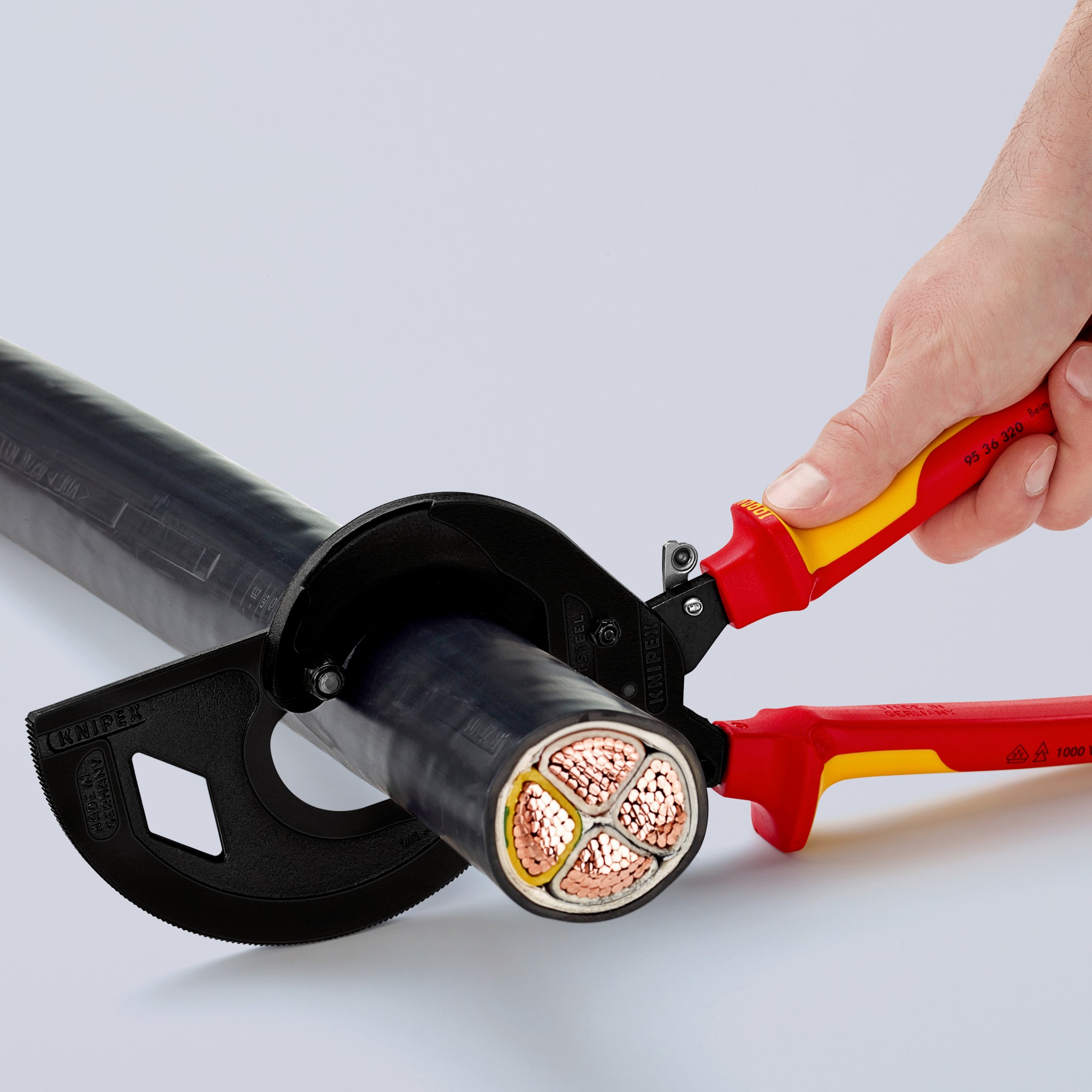 Knipex Cortacables de carraca con mangos bicomponentes aislados 320 mm