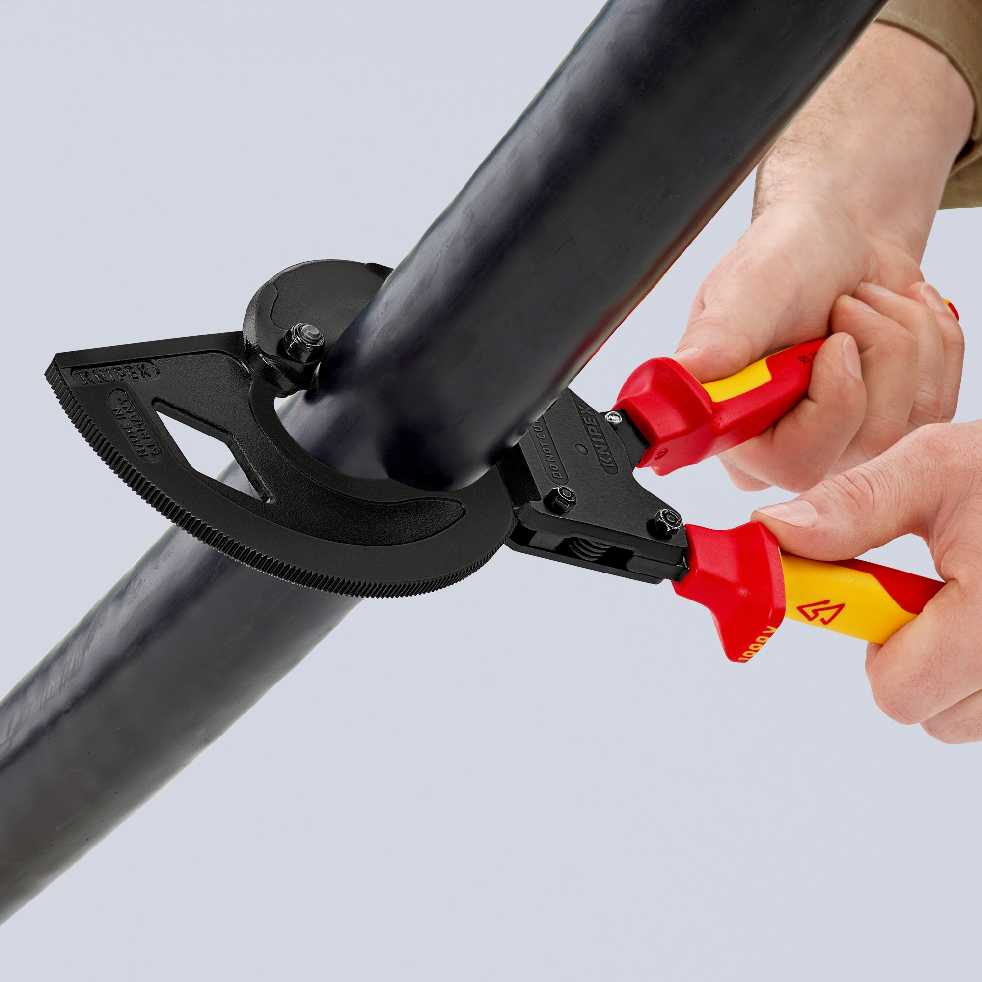 Knipex Cortacables de carraca con mangos bicomponentes aislados 320 mm