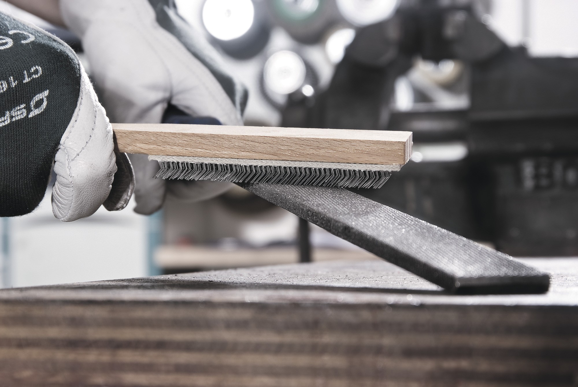 Lessmann Cepillo de mano alambre latonado 140641