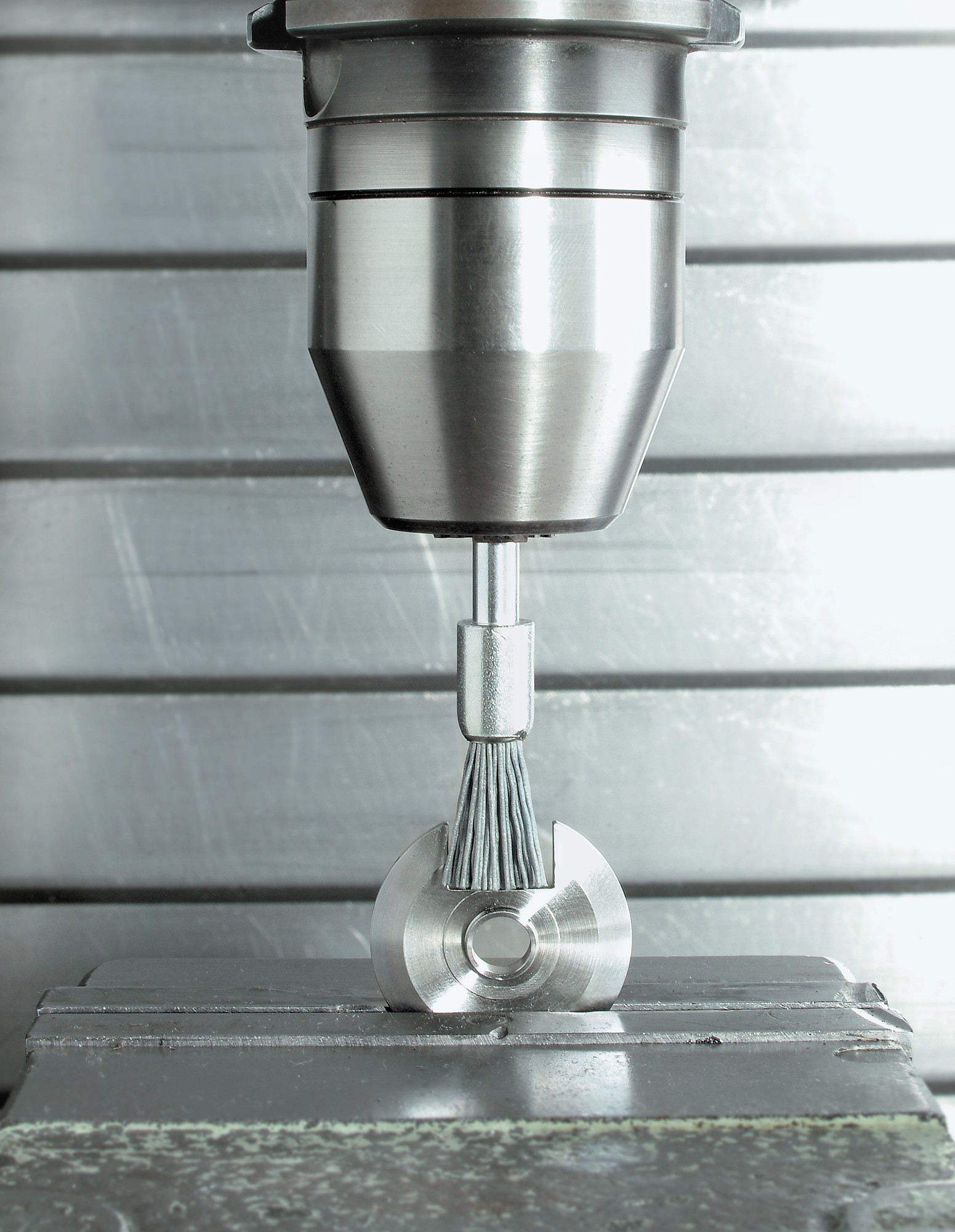 Lessmann Brocha con espiga alambre inox. ondulado 451361