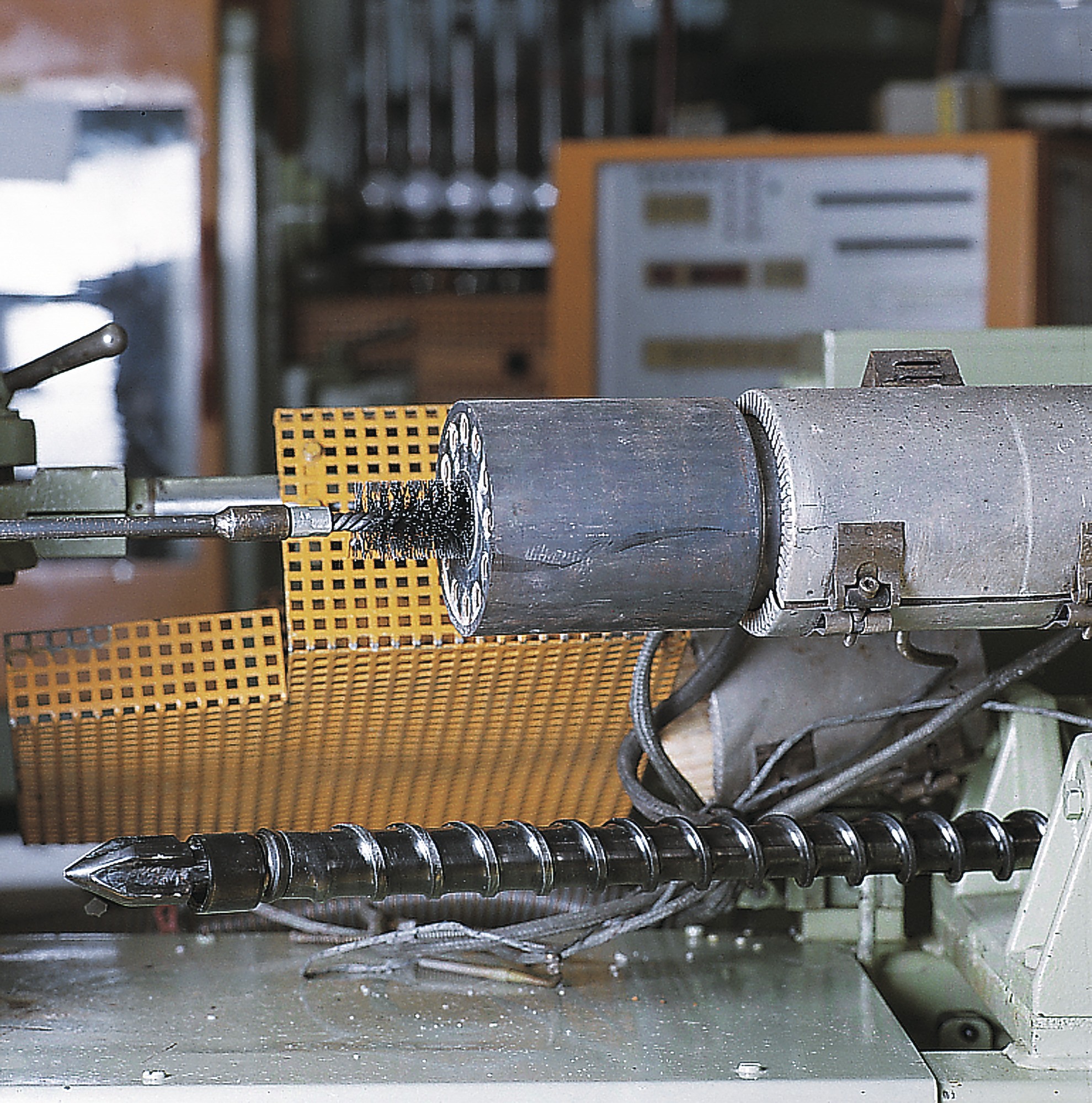 Lessmann Cepillo limpiatubos alambre acero con casquillo roscado 500310