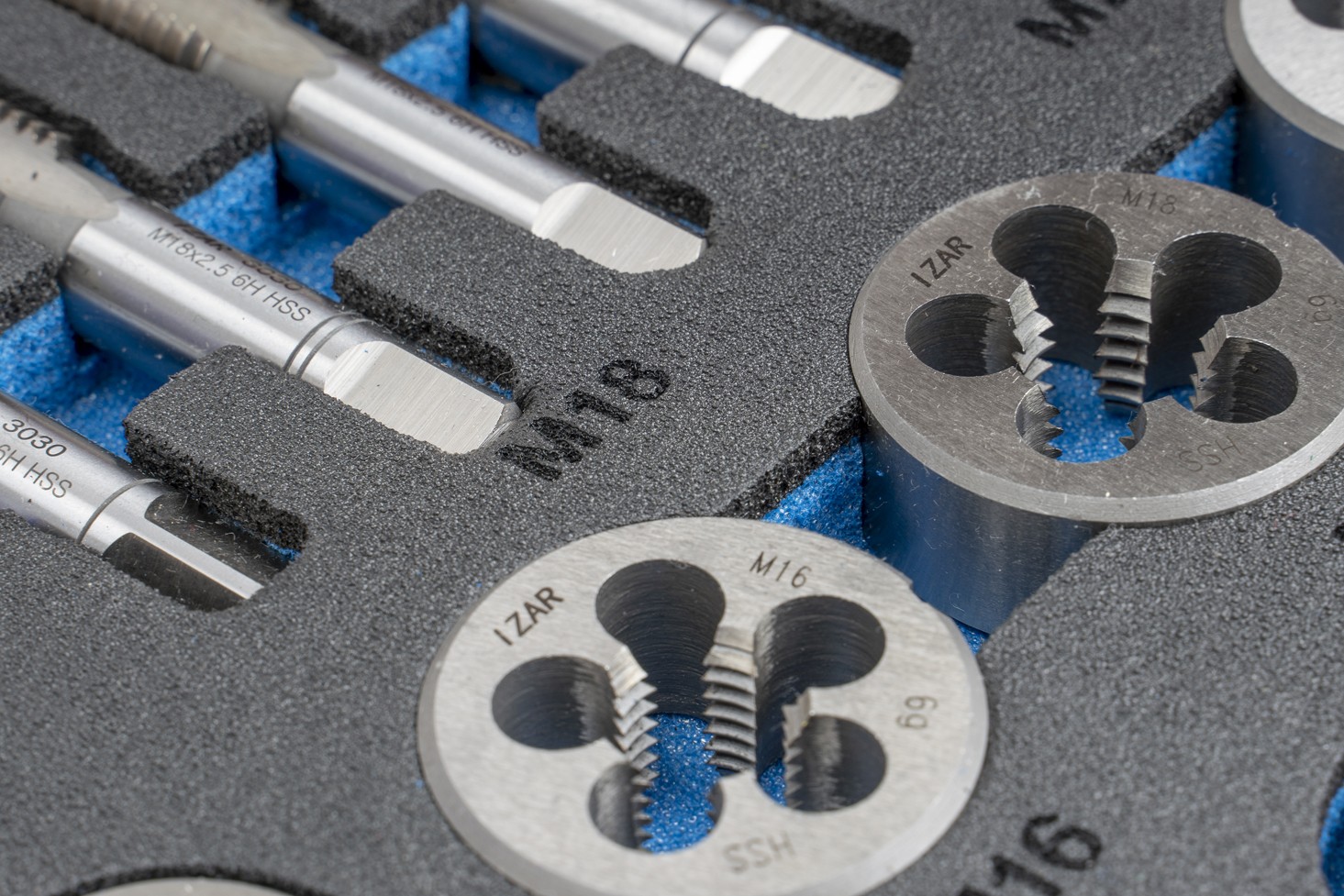 JUEGO MACHOS-COJINETES MANO - 3406 - M3-M20 + COMBI (MOD. 1) 55 pcs.