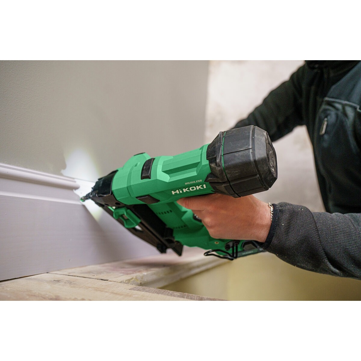 Clavadora de acabado de batería NT1865DSAW9Z