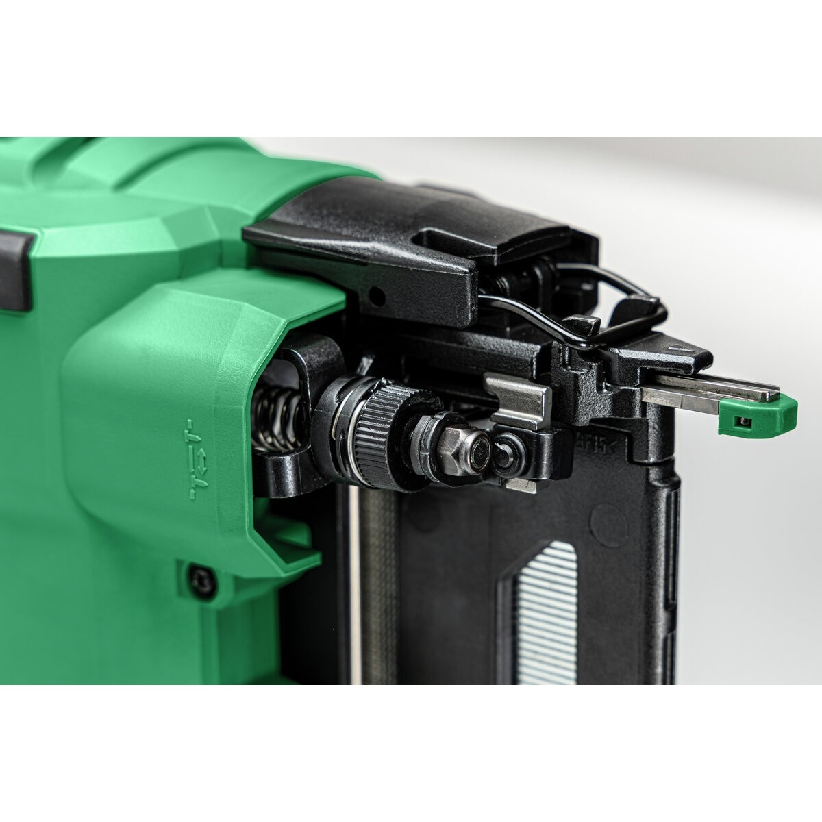 Clavadora de acabado de batería NT1865DSAW9Z