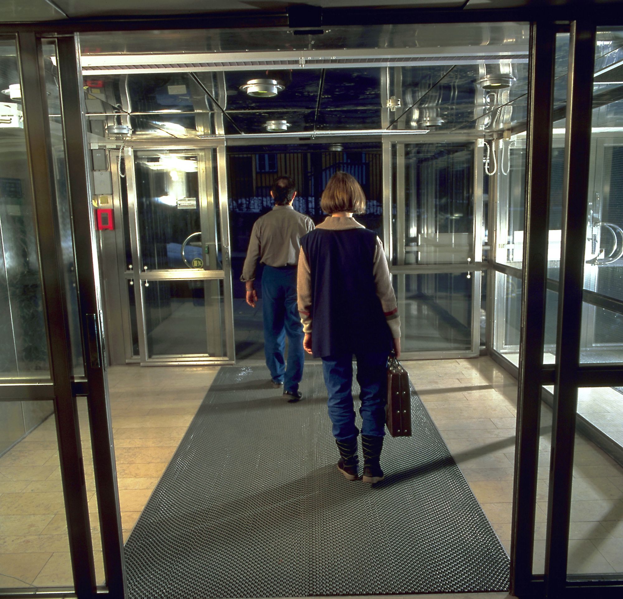 3M™ Nomad™ Alfombrilla Nomad™ Terra 9100, Gris, 610 mm x 6.1 m, 1/Caja