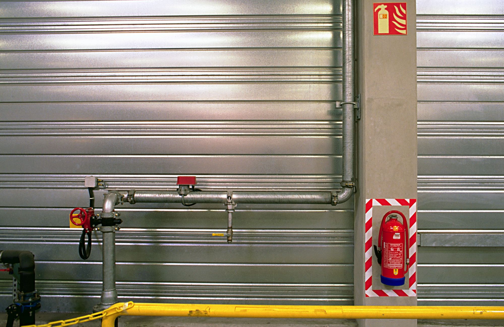 3M™ Cinta de Vinilo con Franjas de Seguridad 767, Roja/Blanco, 50 mm x 33 m, 12 Rollos, Envuelto individualmente Empaquetado convenientemente