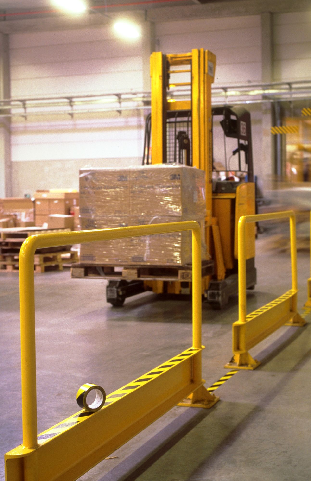 3M™ Cinta de Vinilo con Franjas de Seguridad 766, Amarillo/Negra, 50 mm x 33 m, 12 Rollos, Envuelto individualmente Empaquetado convenientemente