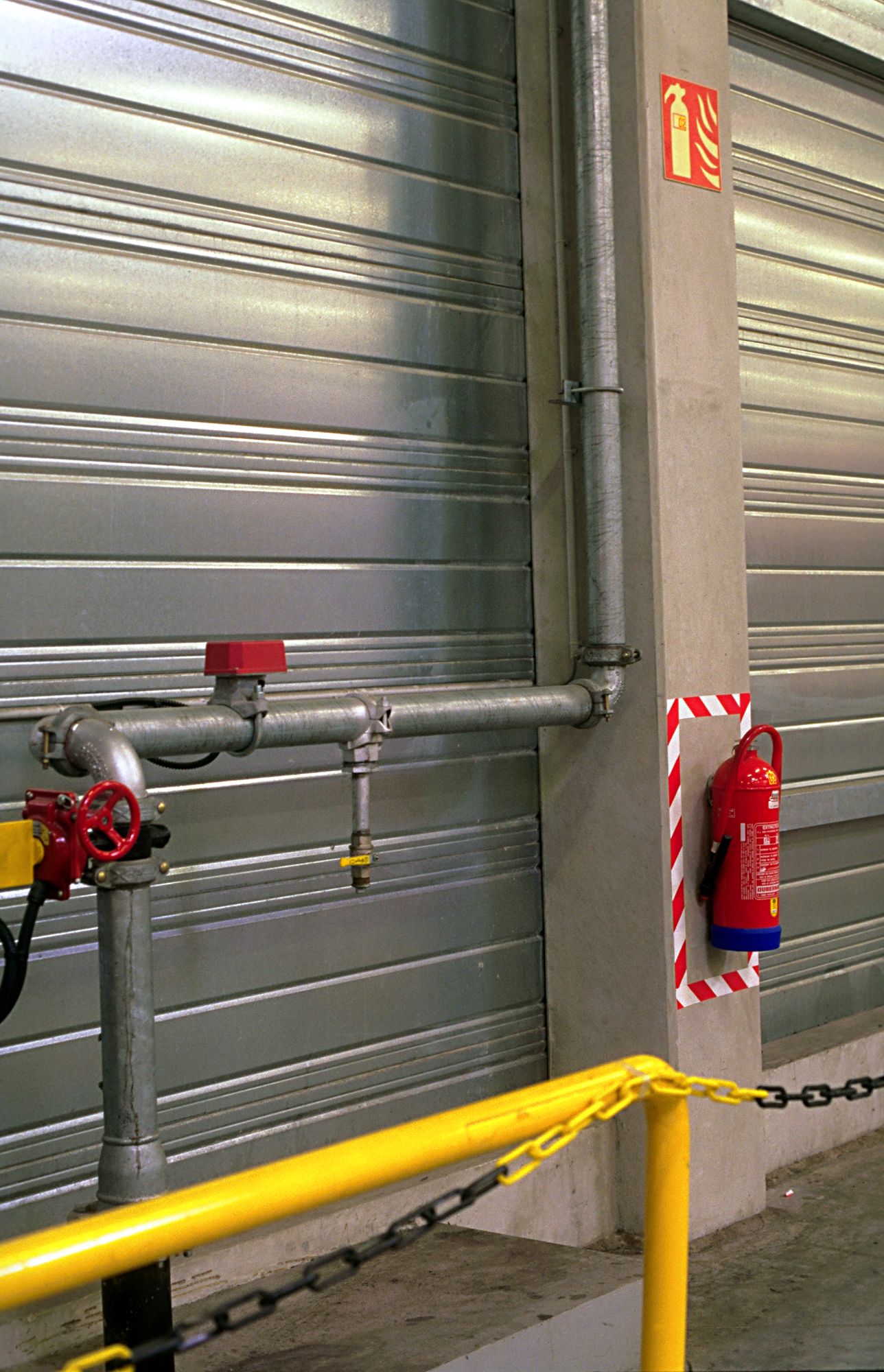 3M™ Cinta de Vinilo con Franjas de Seguridad 767, Roja/Blanco, 50 mm x 33 m, 12 Rollos, Envuelto individualmente Empaquetado convenientemente