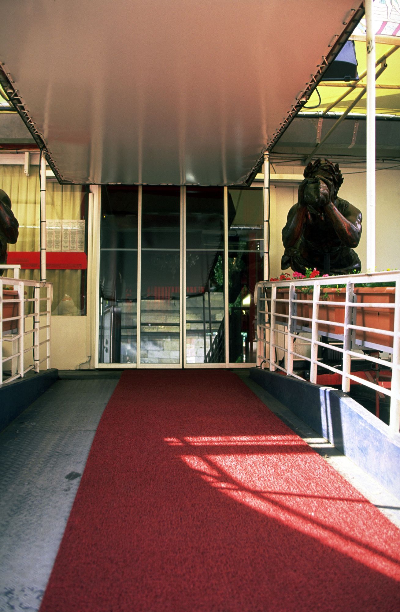 3M™ Nomad™ Alfombrilla Nomad™ Terra Tráfico Alto 8100, Negro, 1.2 m x 6.1 m, 1/Caja