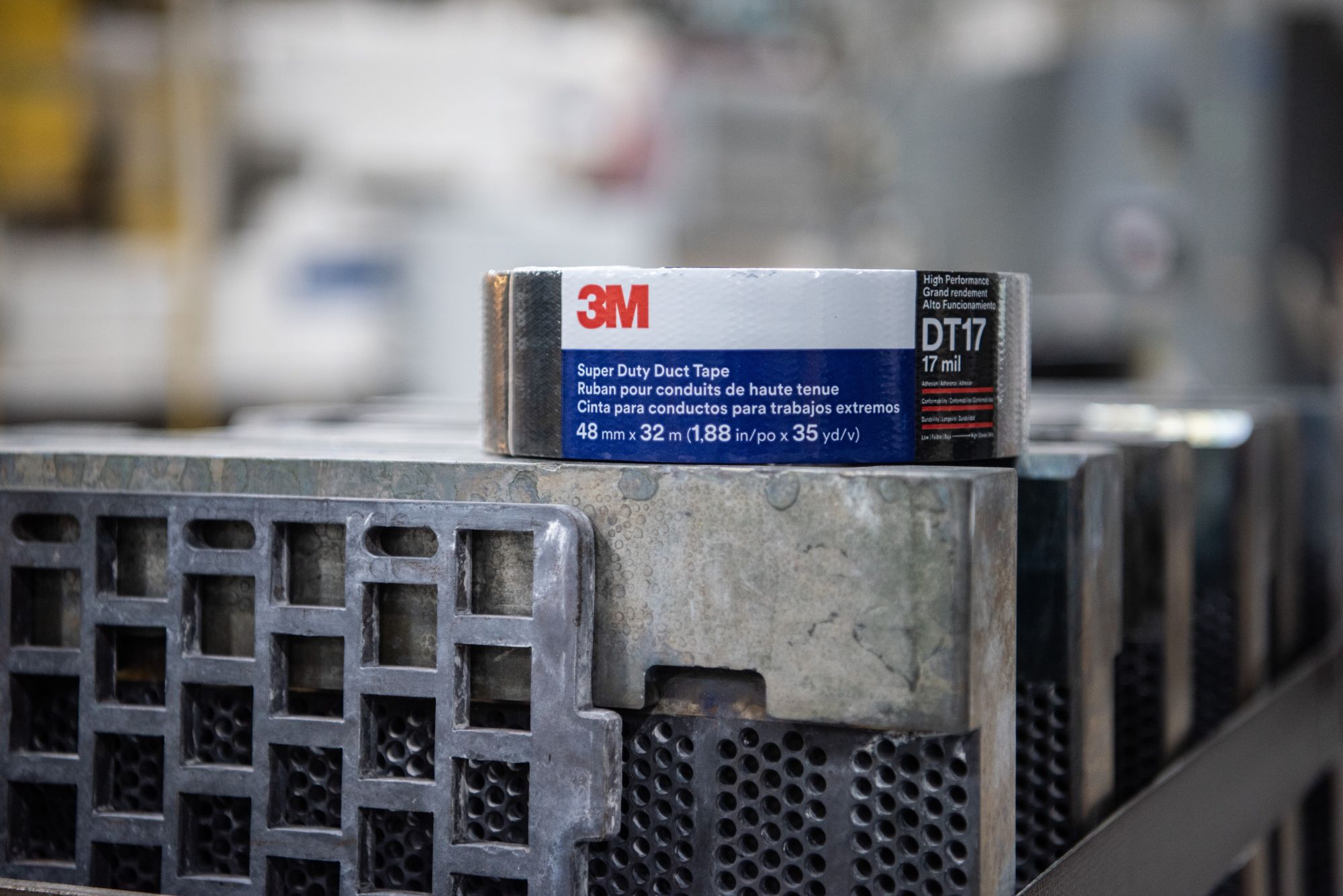 3M™ Cinta americana superresistente DT17, Negro, 48 mm x 32 m, 0.43 mm, 24 rollos por caja, envueltos individualmente