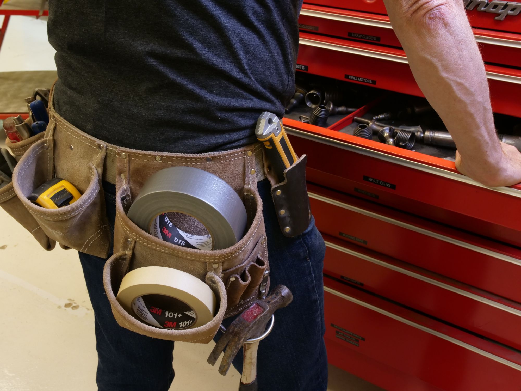 3M™ Cinta americana multiuso DT8, Negro, 48 mm x 55 m, 0.2 mm, 24 rollos por caja, envueltos individualmente