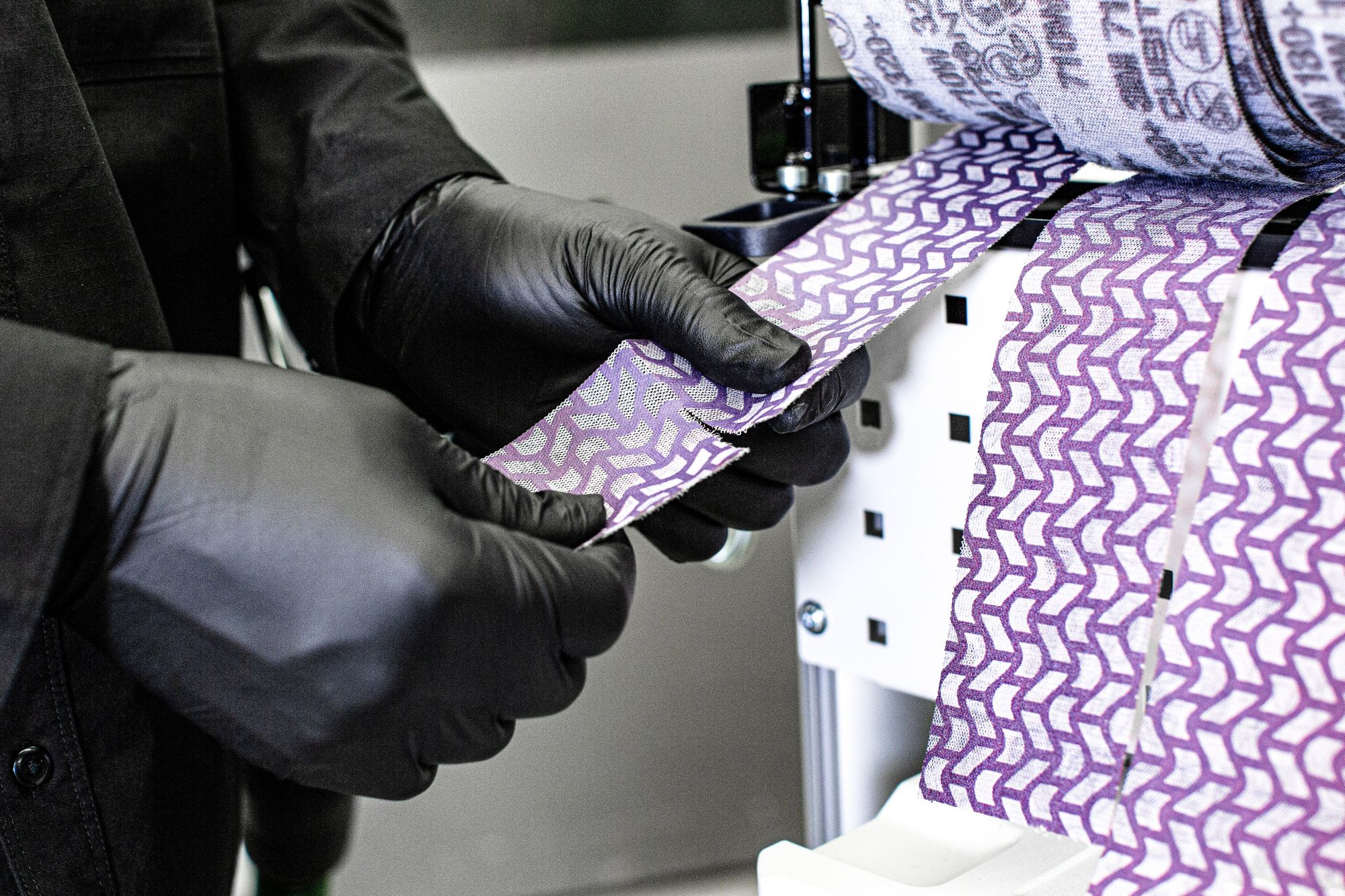 3M™ Cubitron™ II Tira de malla en rollo, 70 mm x 10 m, 150+, 34563