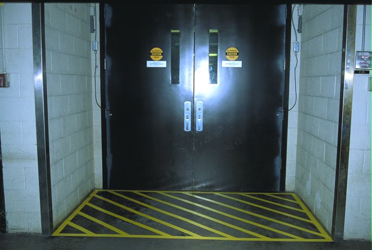 3M™ Cinta Premium de Vinilo con Franjas de Seguridad 5702, Amarillo/Negra, 50 mm x 33 m, 12 Rollos, Envuelto individualmente Empaquetado convenientemente