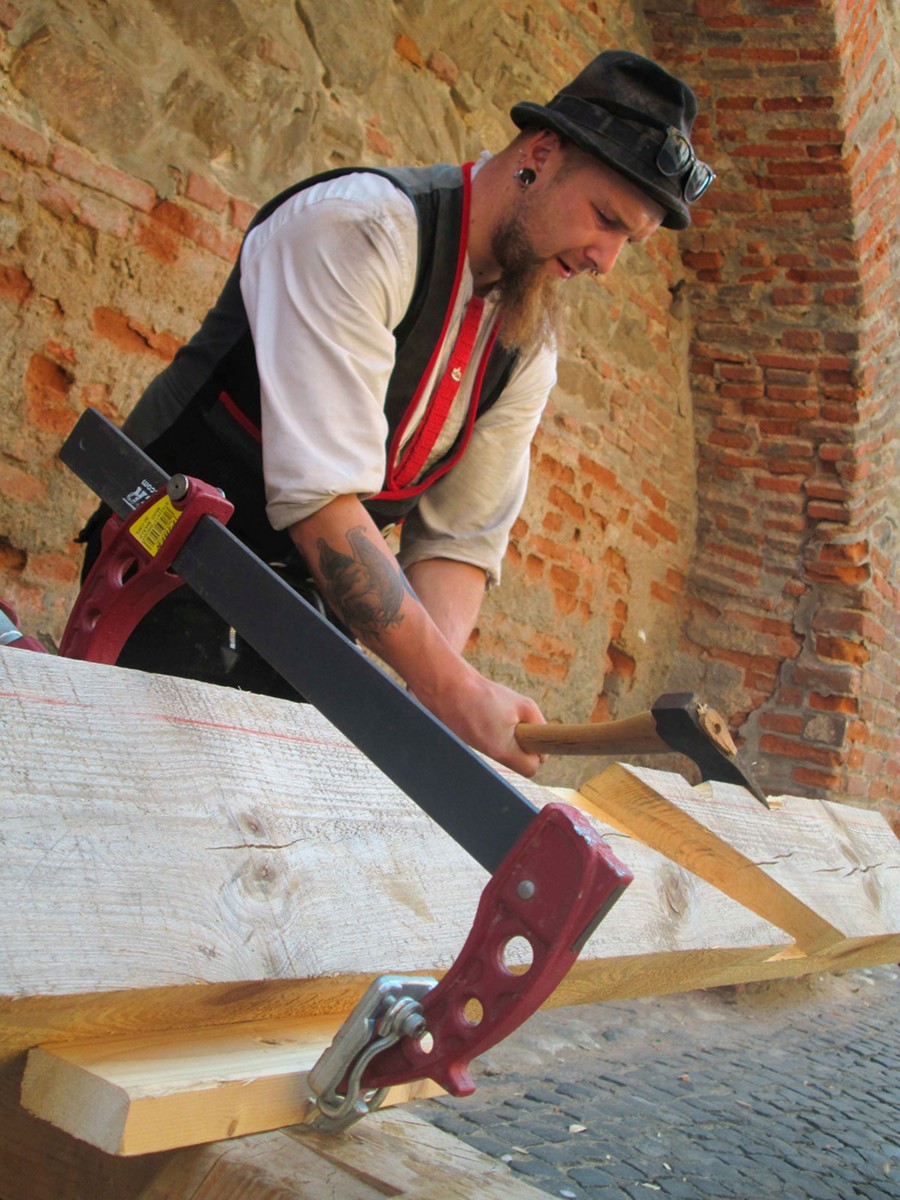 Accesorio fijación en pico para tornillo apriete