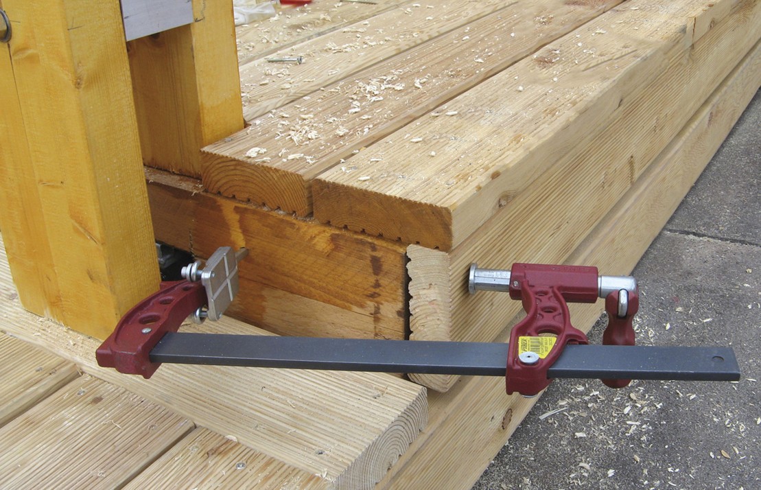 Accesorio fijación en pico para tornillo apriete