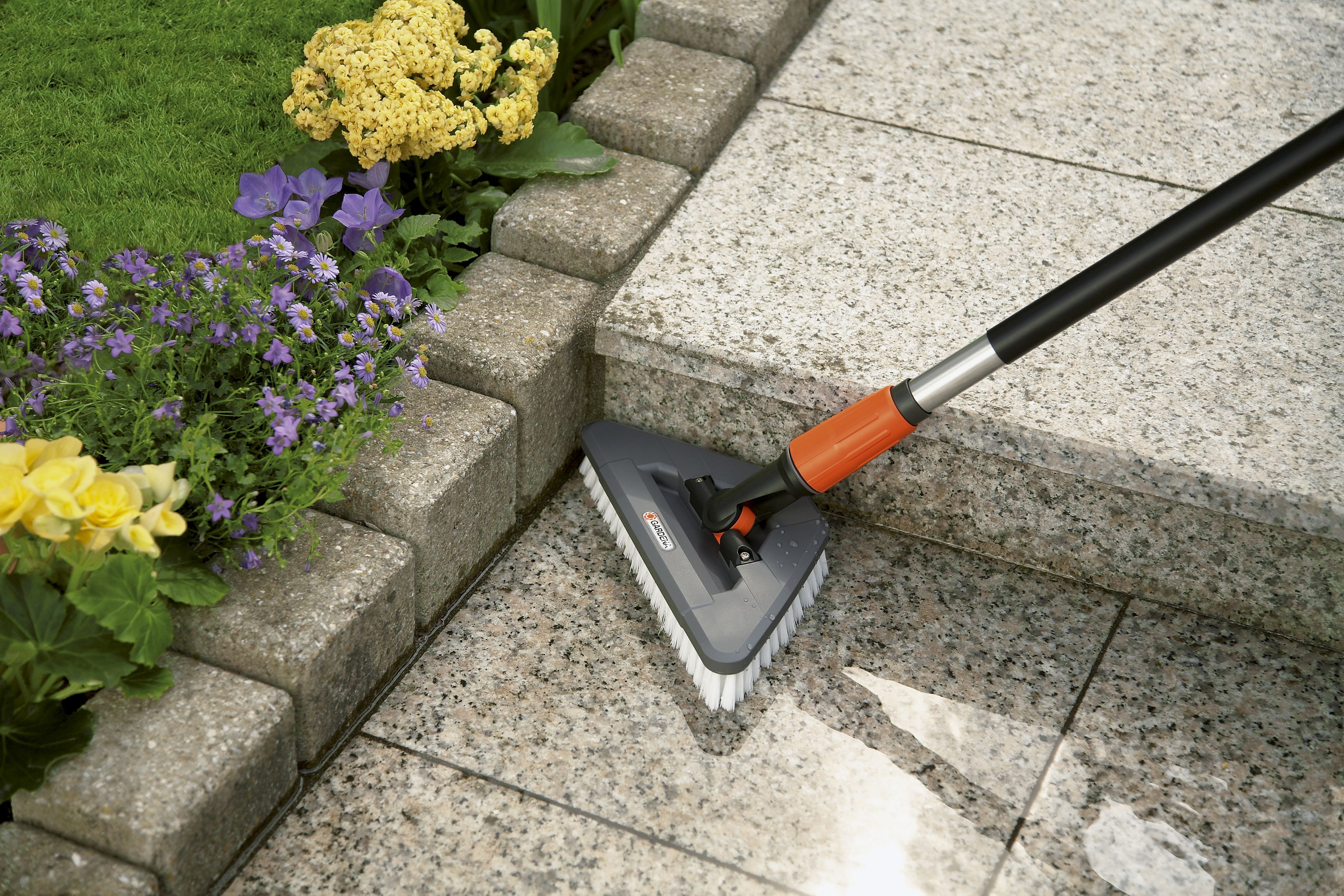 Cepillo triangular de cerdas duras