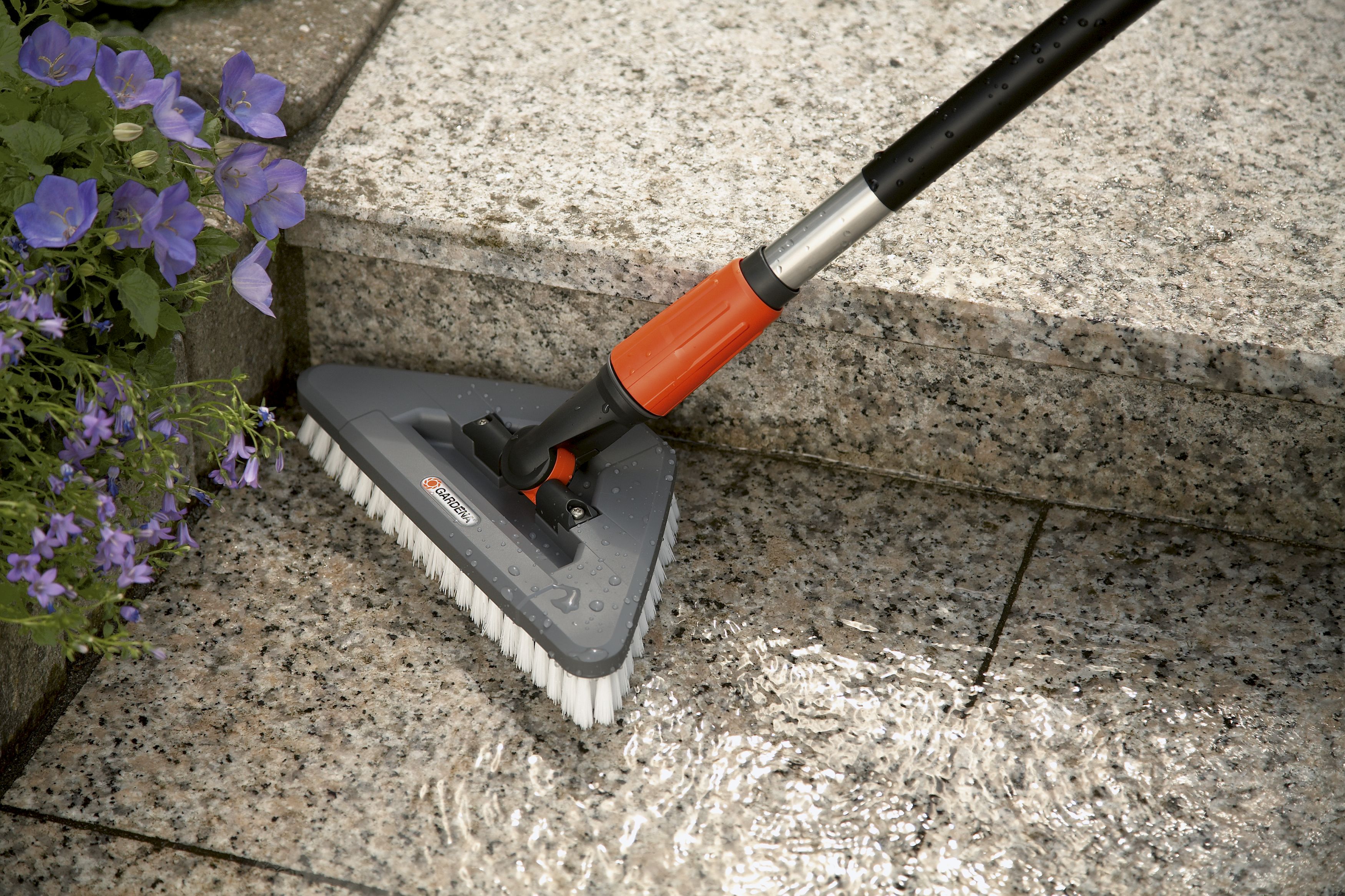 Cepillo triangular de cerdas duras