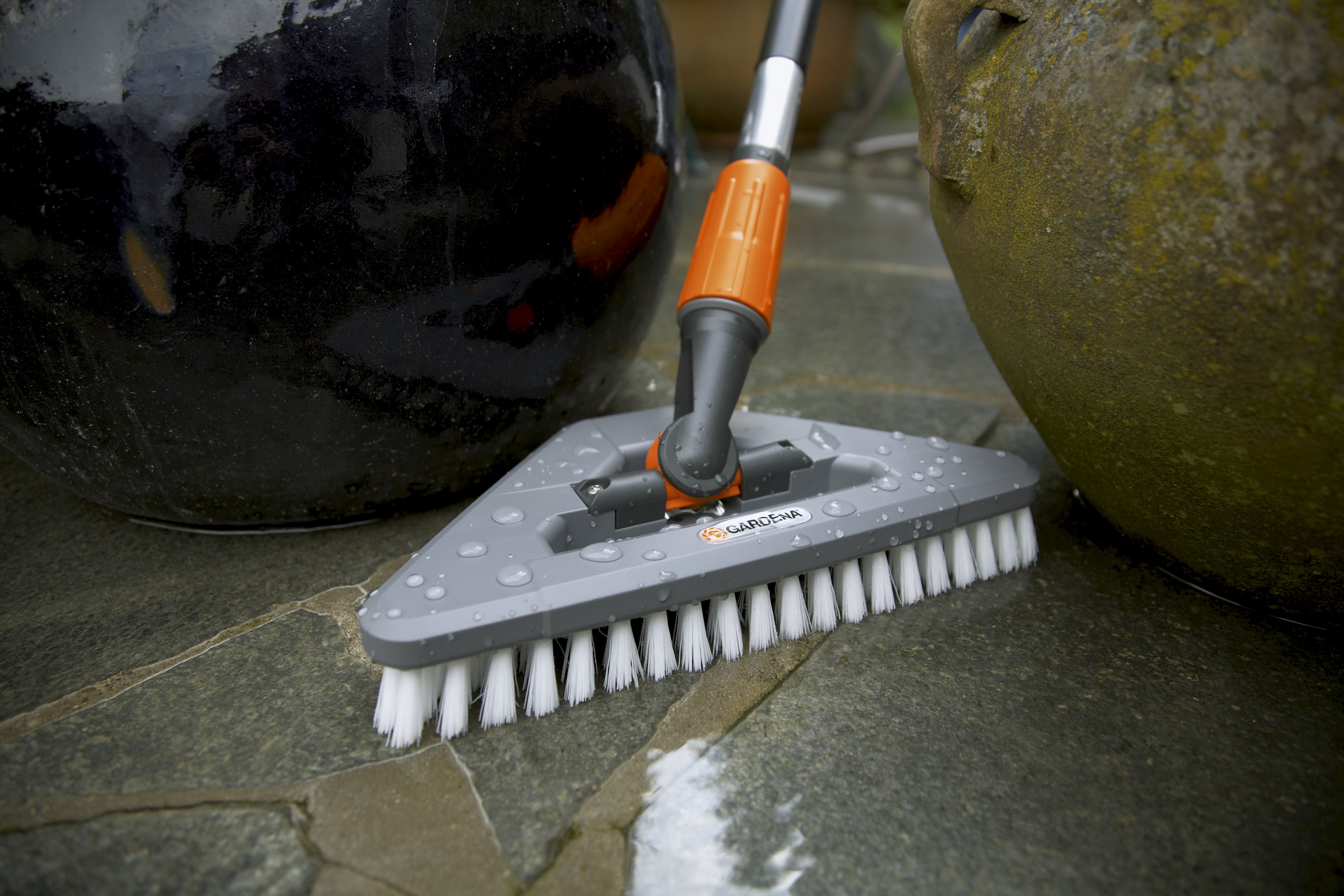 Cepillo triangular de cerdas duras