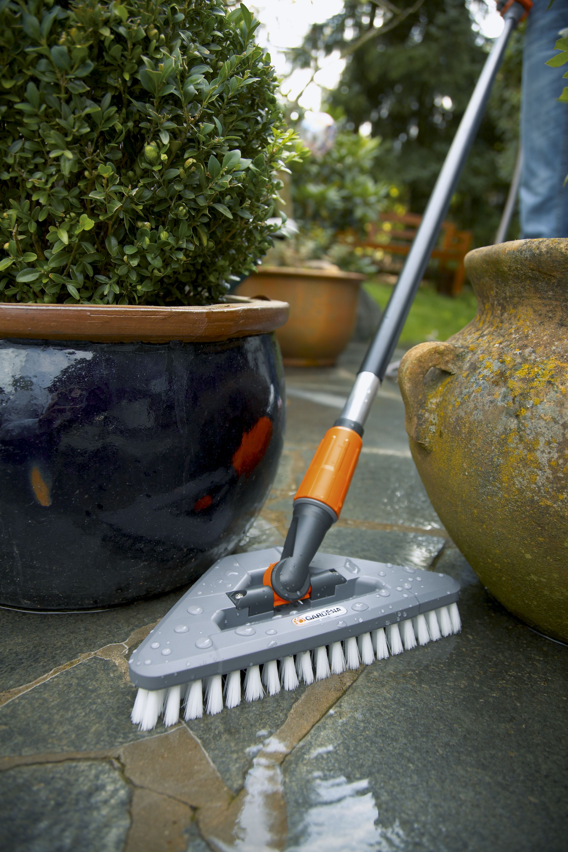 Cepillo triangular de cerdas duras