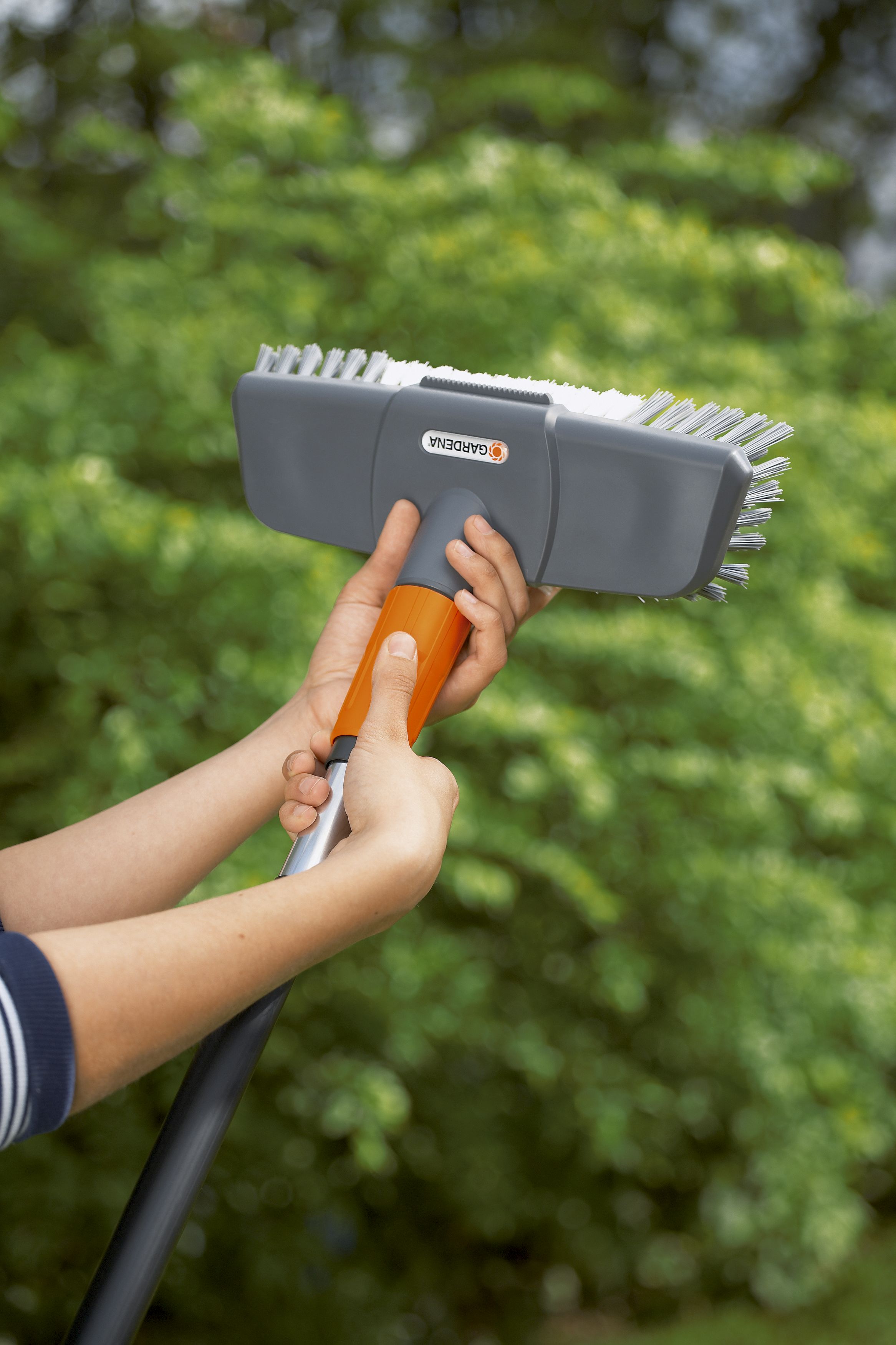 Cepillo de cerdas duras con rascador Comfort