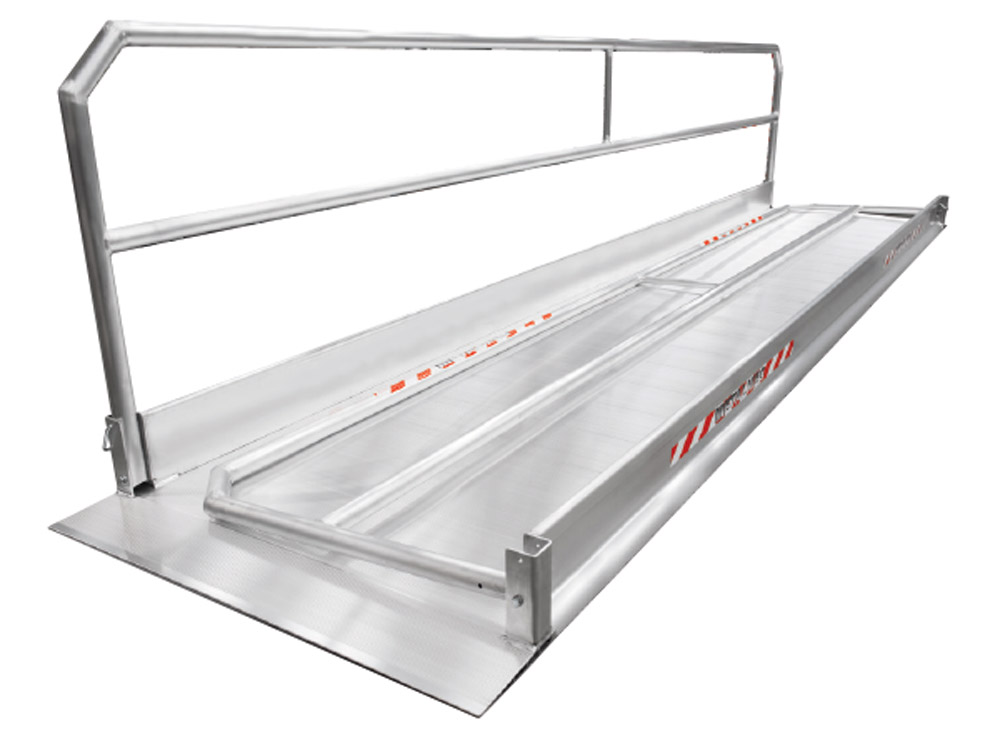 Pasarela peatonal con barandillas plegables. 