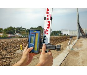 Bosch Professional receptor de láser rotativo LR 45 (láser rojo y verde, soporte RB 45, 2 pilas AA, alcance: hasta un radio de 300 m).