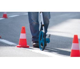 Bosch Professional topómetro GWM 32 (diámetro de la rueda: 31,85 cm, circunferencia: 1 m, rango: 9999,9 m)