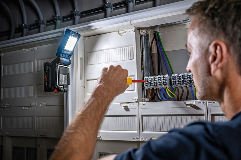 Linterna a batería GLI 18V-800