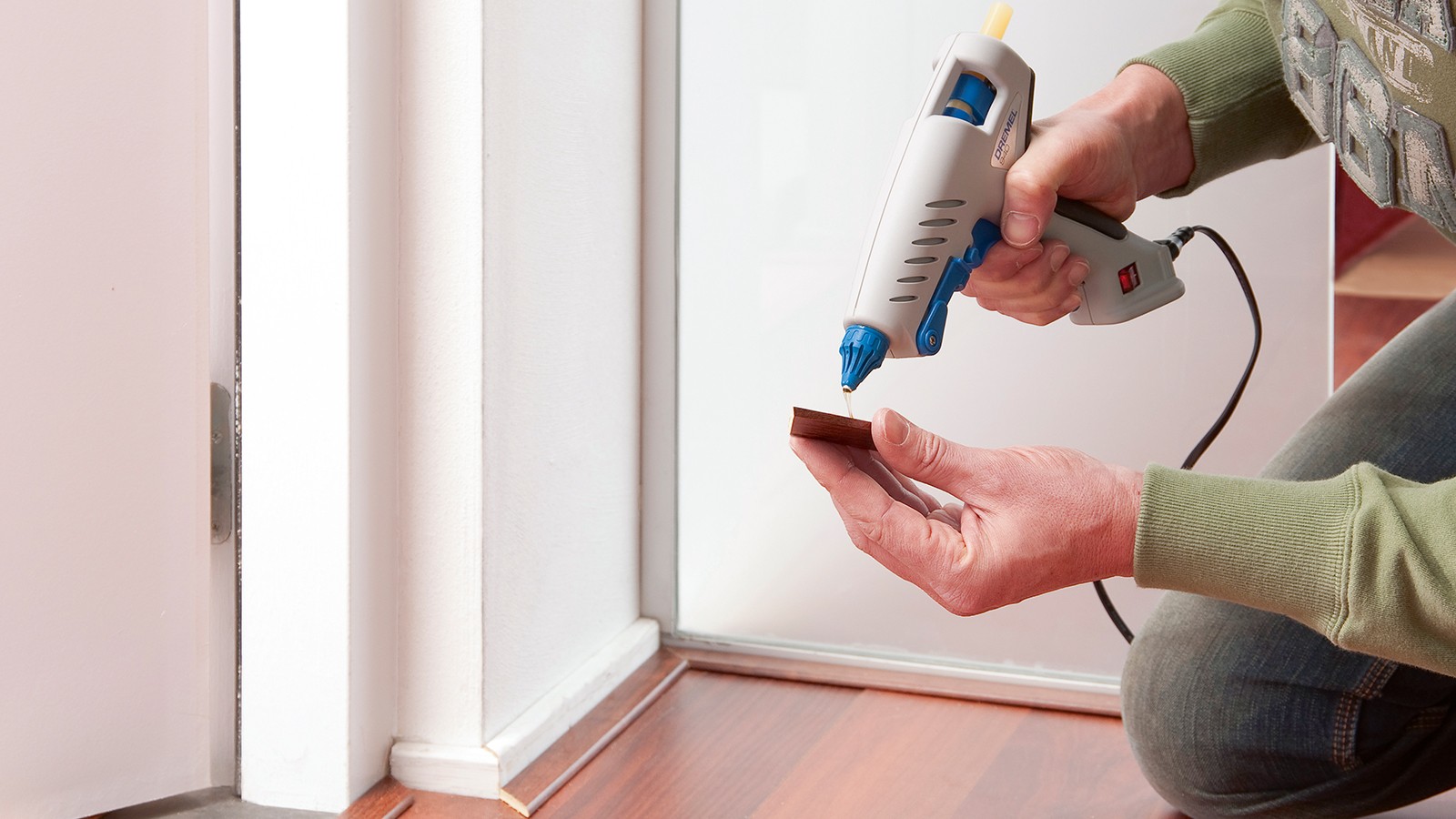 Pistola de pegar DREMEL 940-3, herramienta compacta (195 °C), 3 accesorios