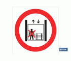 Prohibido personas y cargas