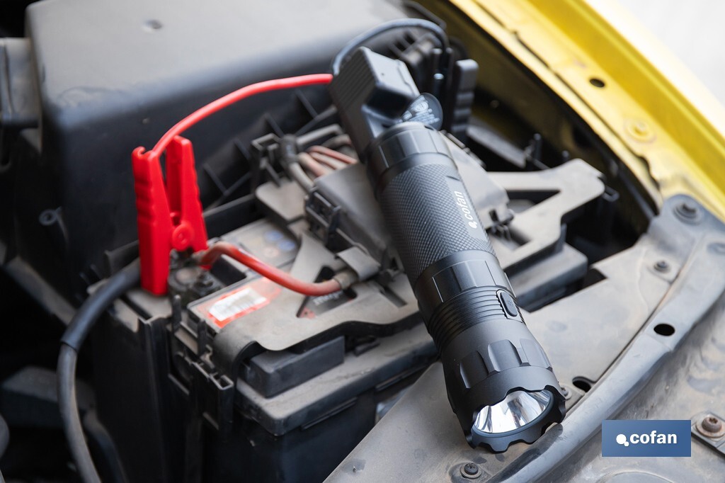 ARRANCADOR DE BATERIAS CON LINTERNA