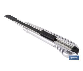 Cúter profesional de aluminio | Hoja negra SK2 | Sistema de bloqueo automático | Zona antideslizante | Disponible en 2 medidas