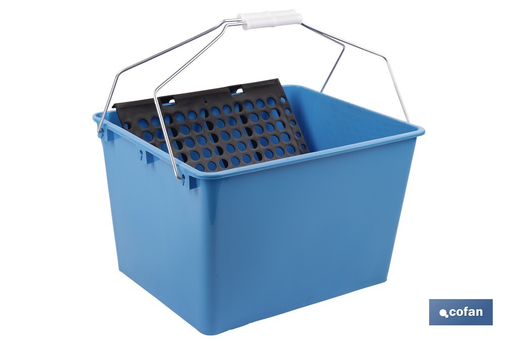 CUBETA 16 L. AZUL CON REJILLA 2 ASAS
