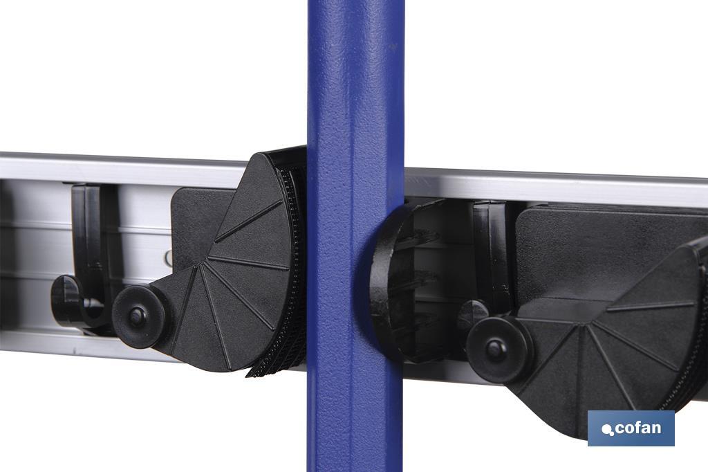 ORGANIZADOR DE ESCOBAS CON 4 ESPACIOS AJUSTABLES  Y 5 GANCHOS