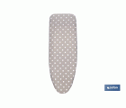 Funda acolchada para tabla de planchar | Tamaño universal | Estampado de lunares blancos y fondo gris | Material: 100 % algodón | Refleja el vapor | Medidas: 135 x 53 cm