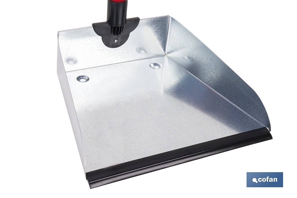 RECOGEDOR METALICO GALVANIZADO CON GOMA Y MANGO 83 X 24 CM