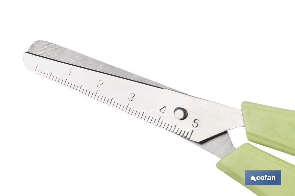 TIJERA ESCOLAR PUNTA REDONDA COLOR VERDE 13,3 CM