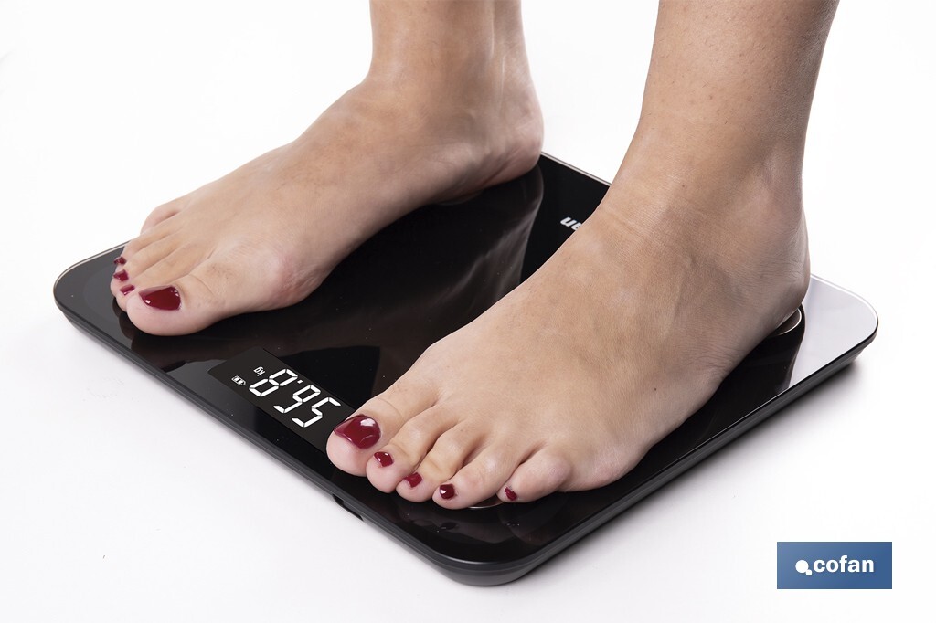 BÁSCULA DE BAÑO DIGITAL NEGRA CON PANTALLA LCD USB MEDICIÓN IMC DE GRASA VISCERAL 30 X 26.5 X 2,2 CM