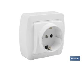 Base Bipolar de superficie | Modelo Atlantis | Color blanco | 16 A - 250 V | L-N