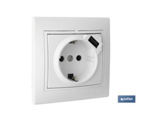 Base de enchufe bipolar | Modelo Pacific | Monobloc con obturador | Incluye una entrada de puerto USB