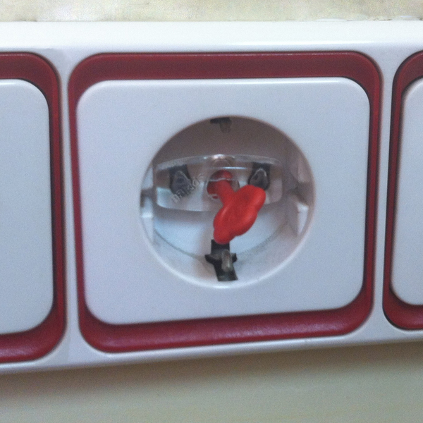 Mod. B2041-H Protector de enchufe con llave extractora. Transparente [Blister 5 ud + 1 llave]