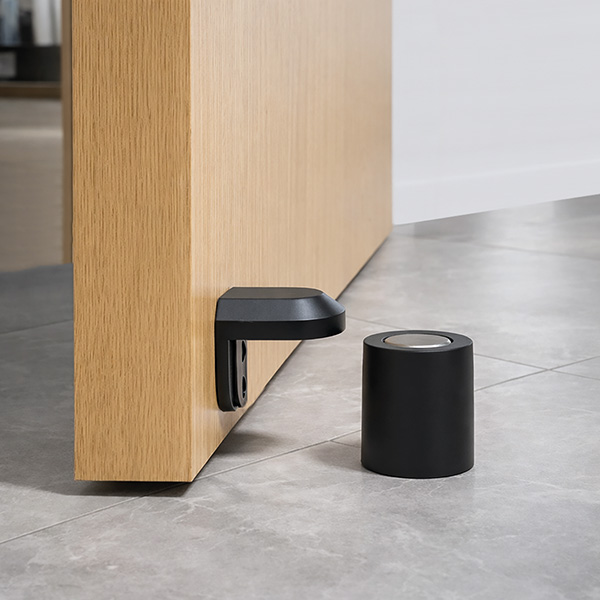 Mod. B7834-N Tope retenedor Columna con iman. Negro [Blister 1 unidad]