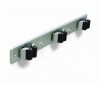 B7066-F Cuelga escobas con rodillos. Cromado mate. 420 x 50 mm. Triple