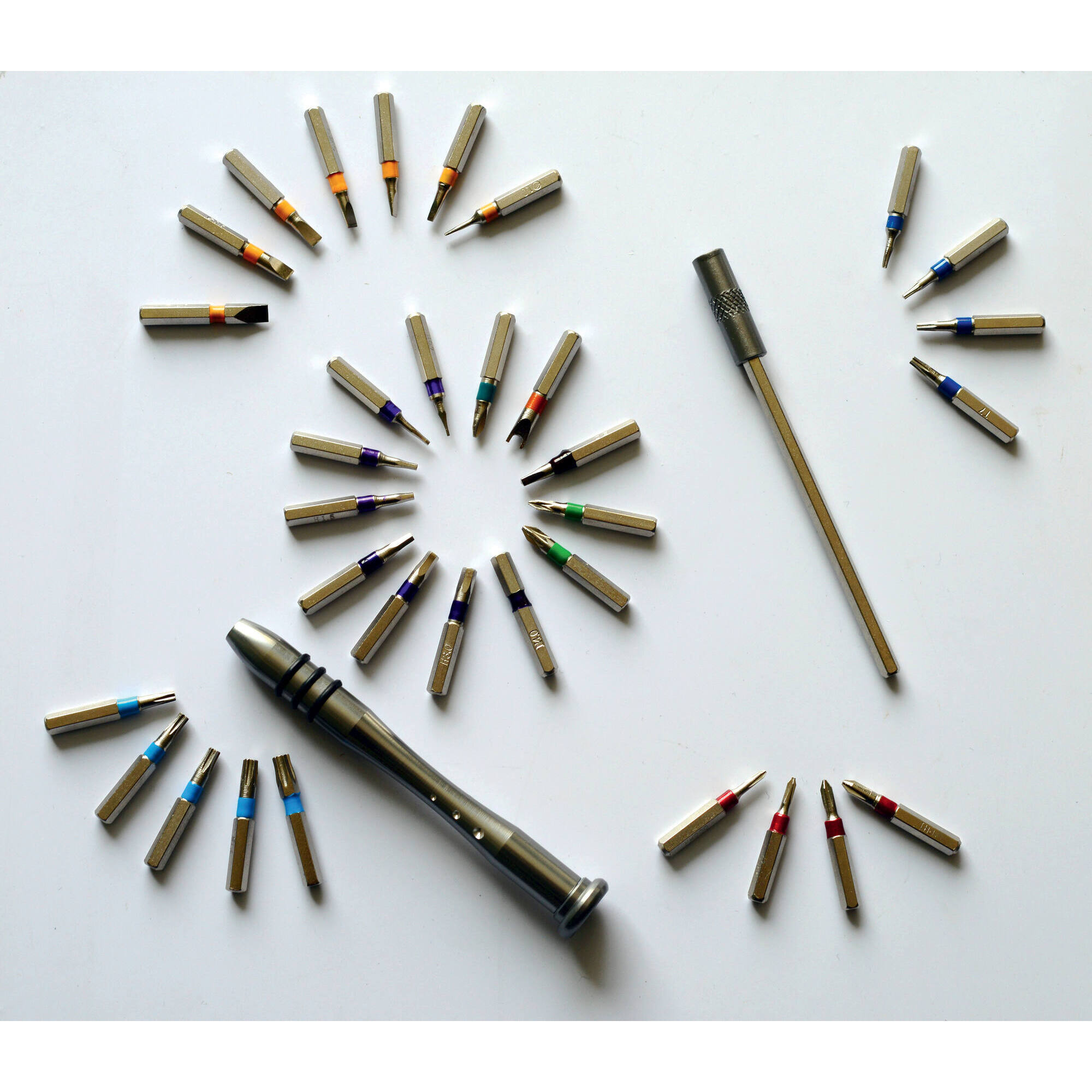 35 piezas - 33 puntas de precisión + 1 portapuntas magnético + 1 destornillador